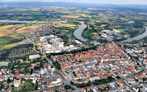 Luftaufnahme 7405: historische Innenstadt Donauschleife und Gäubodenvolksfest